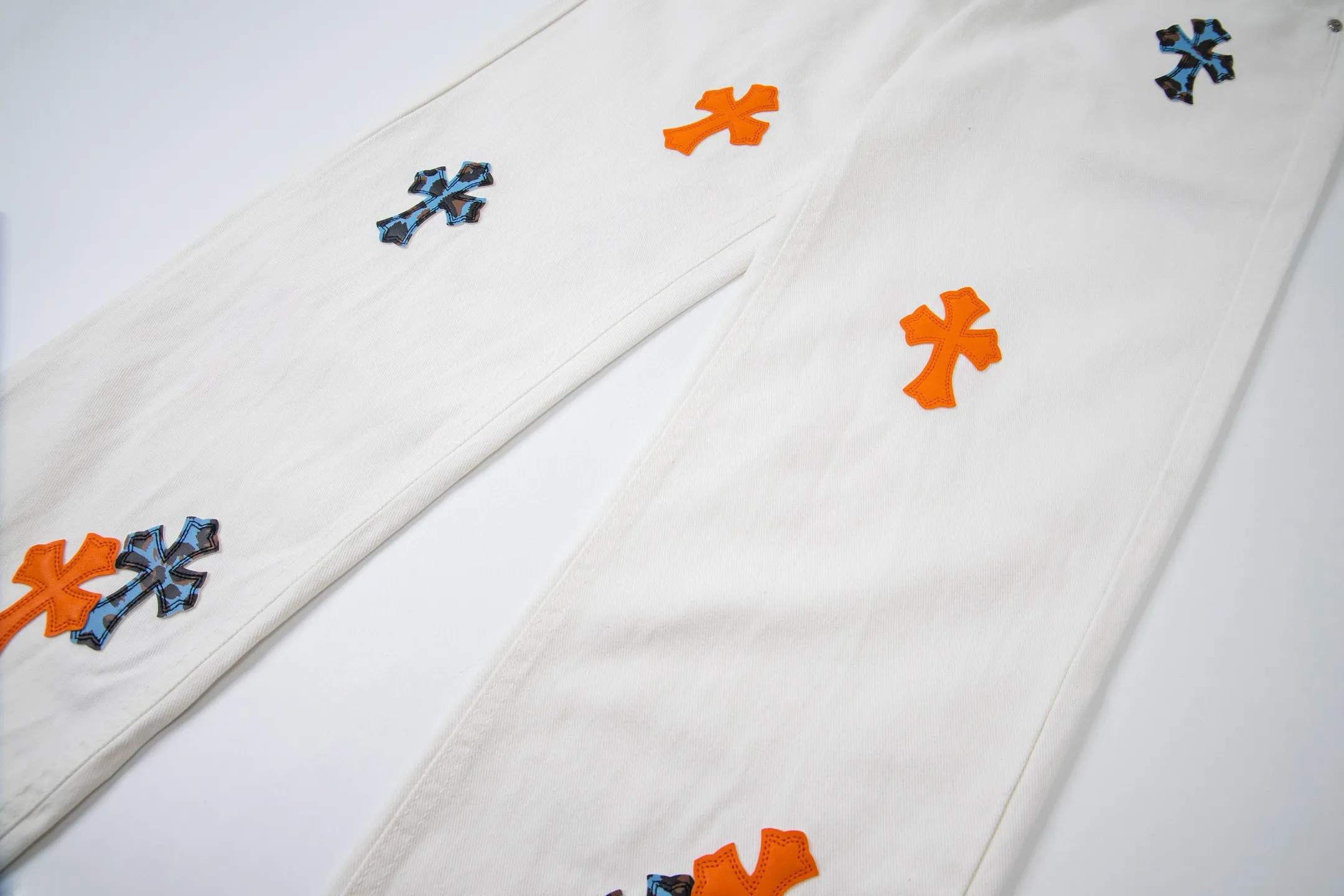 P260 💰 (Top version) Chrome Hearts/Chrome Hearts Classic white and orange cow series colored leather cross washed color fabric unisex denim trousers Vibe style straight stacked god-level version Carbon fine bias denim color cloth Old vintage full set of hardware - Chrome Hearts white cow series The high version uses high-ounce custom fabrics, fermentation washing and soft color fixation, soft and thick to wear. The details are all made by hand-polished craftsmanship. All-over printed jacquard fabric Unique design style. Through multiple processes to create a full retro feel. Unique niche non-contrast shirt. Customized distressed spray-painted buttons. Craftsmanship in every detail. Color: white and orange. Size: 28-30-32-34 (corresponding to S-M-L-XL)